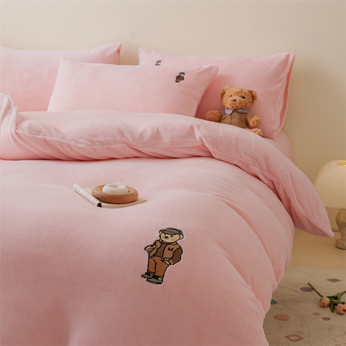 91家纺网 家纺一手货源 找家纺 恋绒家纺 2025新款小熊牛奶绒四件套卡通被套宿舍学生三件套 小熊先生-粉玉