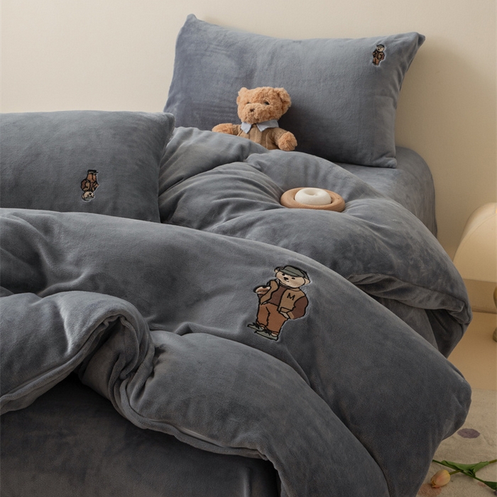 91家纺网 家纺一手货源 找家纺 恋绒家纺 2025新款小熊牛奶绒四件套卡通被套宿舍学生三件套 小熊先生-高级灰