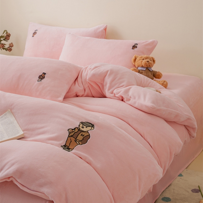 91家纺网 家纺一手货源 找家纺 恋绒家纺 2025新款小熊牛奶绒四件套卡通被套宿舍学生三件套 小熊先生-粉玉