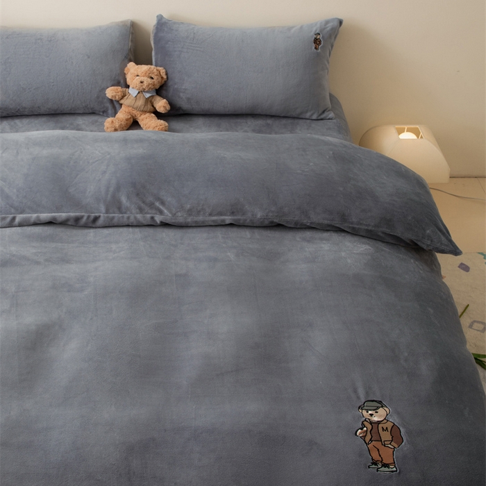 91家纺网 家纺一手货源 找家纺 恋绒家纺 2025新款小熊牛奶绒四件套卡通被套宿舍学生三件套 小熊先生-高级灰