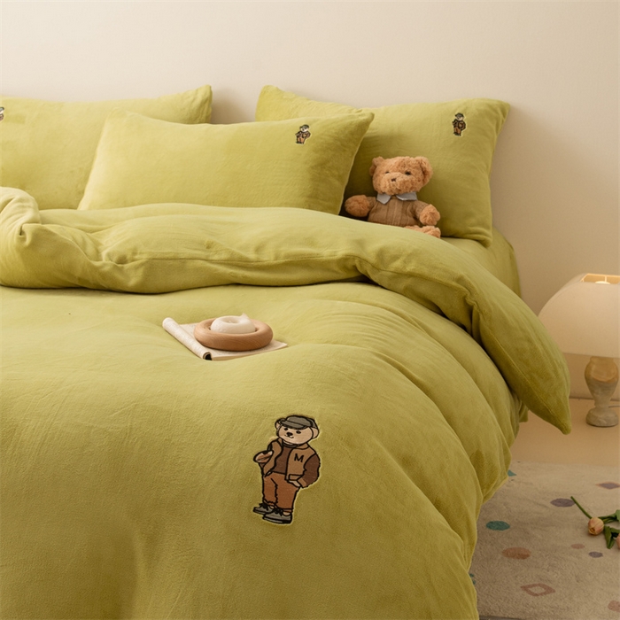 91家纺网 家纺一手货源 找家纺 恋绒家纺 2025新款小熊牛奶绒四件套卡通被套宿舍学生三件套 小熊先生-果绿