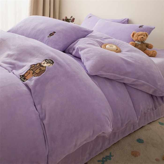 91家纺网 家纺一手货源 找家纺 恋绒家纺 2025新款小熊牛奶绒四件套卡通被套宿舍学生三件套 小熊先生-莫奈紫