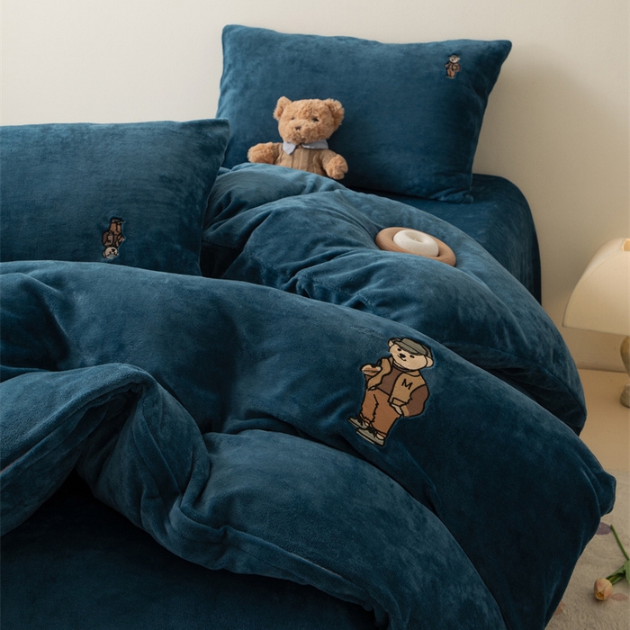 91家纺网 家纺一手货源 找家纺 恋绒家纺 2025新款小熊牛奶绒四件套卡通被套宿舍学生三件套 小熊先生-宝石蓝
