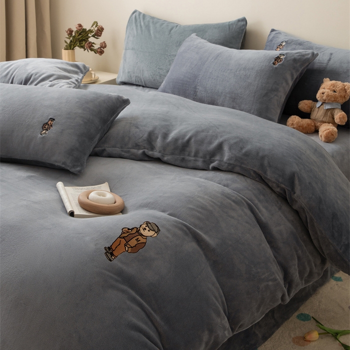 91家纺网 家纺一手货源 找家纺 恋绒家纺 2025新款小熊牛奶绒四件套卡通被套宿舍学生三件套 小熊先生-高级灰