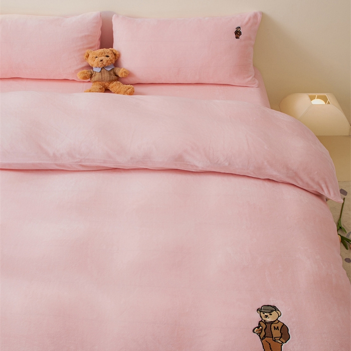 91家纺网 家纺一手货源 找家纺 恋绒家纺 2025新款小熊牛奶绒四件套卡通被套宿舍学生三件套 小熊先生-粉玉