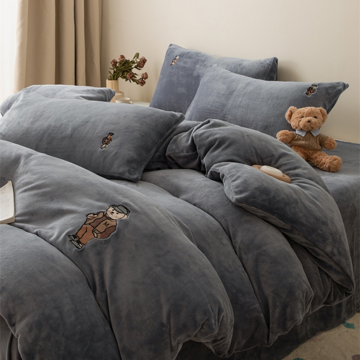 91家纺网 家纺一手货源 找家纺 恋绒家纺 2025新款小熊牛奶绒四件套卡通被套宿舍学生三件套 小熊先生-高级灰