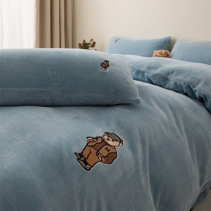 91家纺网 家纺一手货源 找家纺 恋绒家纺 2025新款小熊牛奶绒四件套卡通被套宿舍学生三件套 小熊先生-宾利蓝