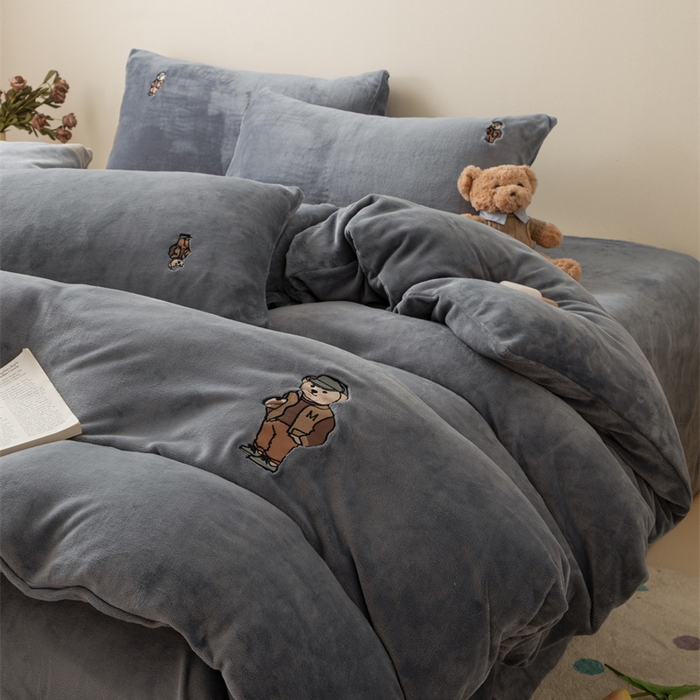 91家纺网 家纺一手货源 找家纺 恋绒家纺 2025新款小熊牛奶绒四件套卡通被套宿舍学生三件套 小熊先生-高级灰