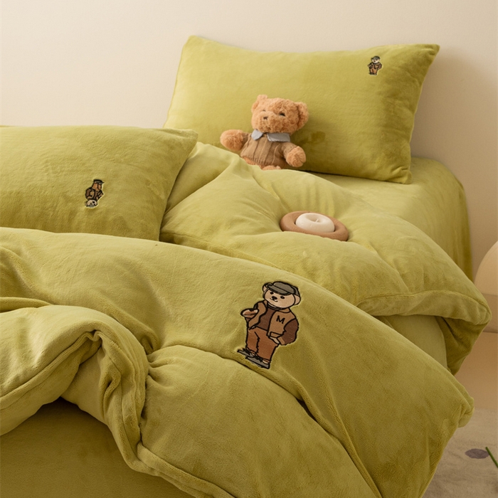 91家纺网 家纺一手货源 找家纺 恋绒家纺 2025新款小熊牛奶绒四件套卡通被套宿舍学生三件套 小熊先生-果绿