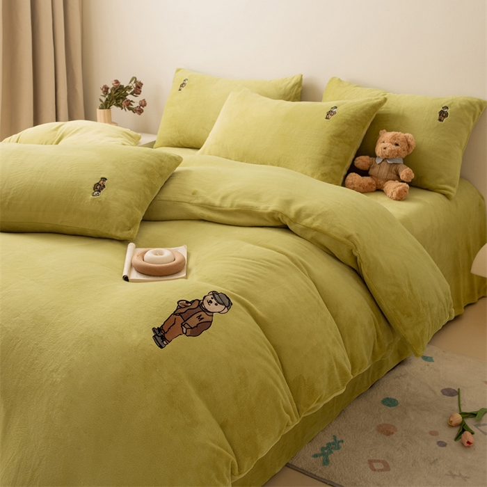 91家纺网 家纺一手货源 找家纺 恋绒家纺 2025新款小熊牛奶绒四件套卡通被套宿舍学生三件套 小熊先生-果绿