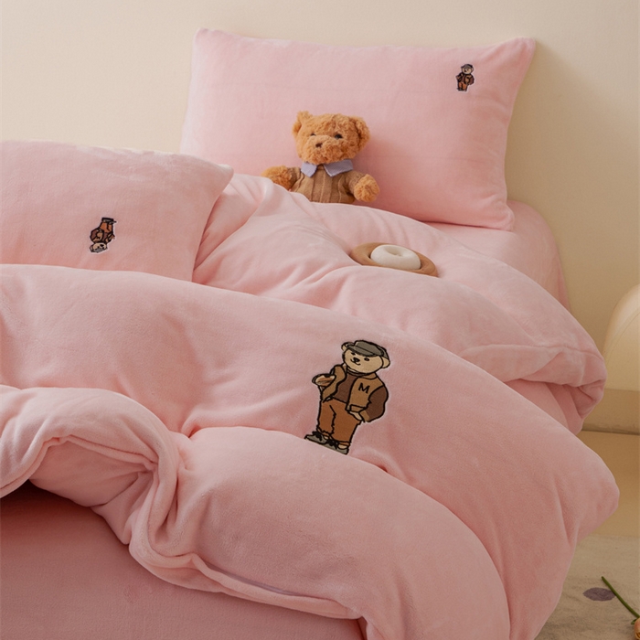 91家纺网 家纺一手货源 找家纺 恋绒家纺 2025新款小熊牛奶绒四件套卡通被套宿舍学生三件套 小熊先生-粉玉