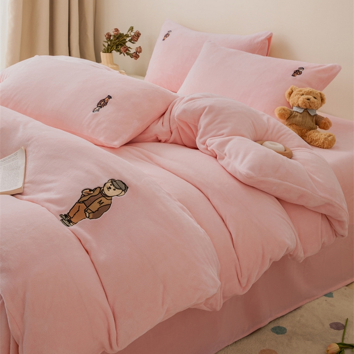 91家纺网 家纺一手货源 找家纺 恋绒家纺 2025新款小熊牛奶绒四件套卡通被套宿舍学生三件套 小熊先生-粉玉