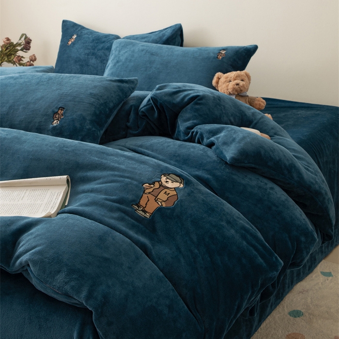 91家纺网 家纺一手货源 找家纺 恋绒家纺 2025新款小熊牛奶绒四件套卡通被套宿舍学生三件套 小熊先生-宝石蓝