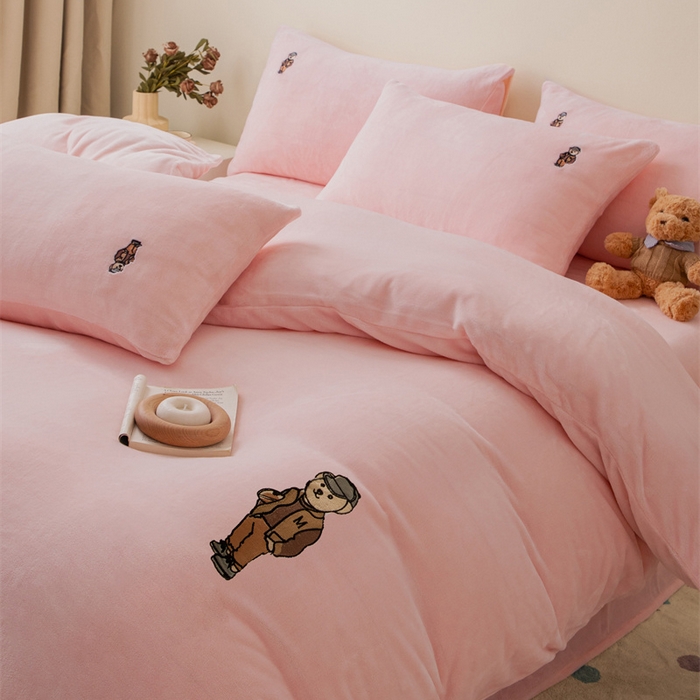 91家纺网 家纺一手货源 找家纺 恋绒家纺 2025新款小熊牛奶绒四件套卡通被套宿舍学生三件套 小熊先生-粉玉