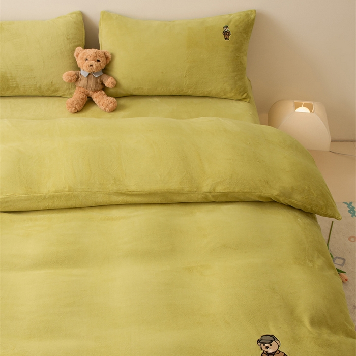 91家纺网 家纺一手货源 找家纺 恋绒家纺 2025新款小熊牛奶绒四件套卡通被套宿舍学生三件套 小熊先生-果绿