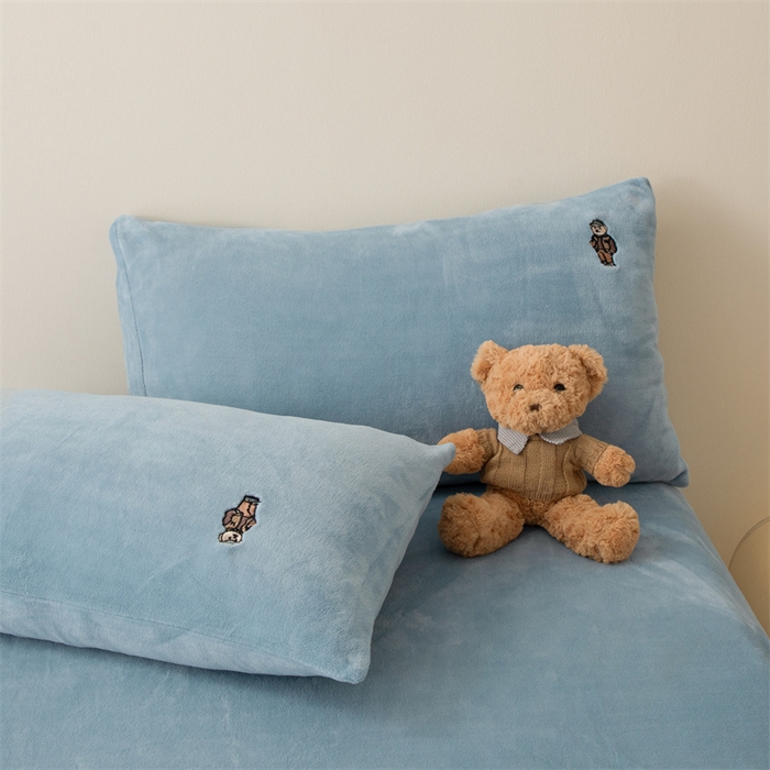 91家纺网 家纺一手货源 找家纺 恋绒家纺 2025新款小熊牛奶绒四件套卡通被套宿舍学生三件套 小熊先生-宾利蓝