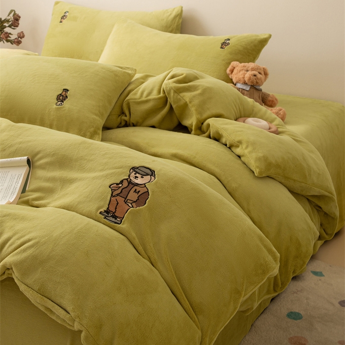 91家纺网 家纺一手货源 找家纺 恋绒家纺 2025新款小熊牛奶绒四件套卡通被套宿舍学生三件套 小熊先生-果绿