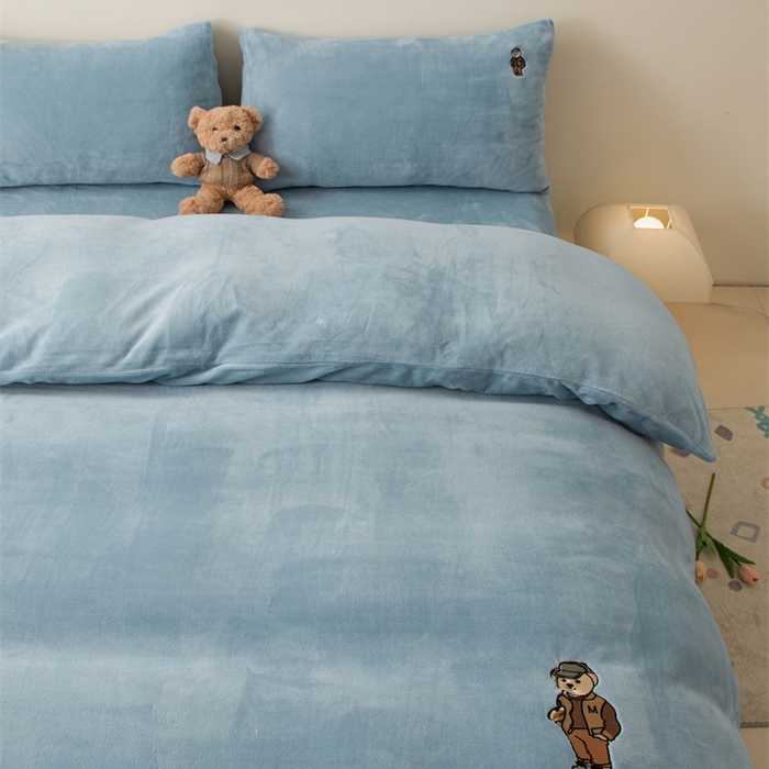 91家纺网 家纺一手货源 找家纺 恋绒家纺 2025新款小熊牛奶绒四件套卡通被套宿舍学生三件套 小熊先生-宾利蓝