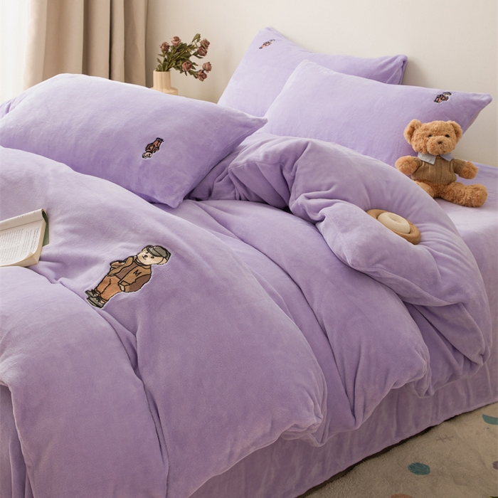 91家纺网 家纺一手货源 找家纺 恋绒家纺 2025新款小熊牛奶绒四件套卡通被套宿舍学生三件套 小熊先生-莫奈紫