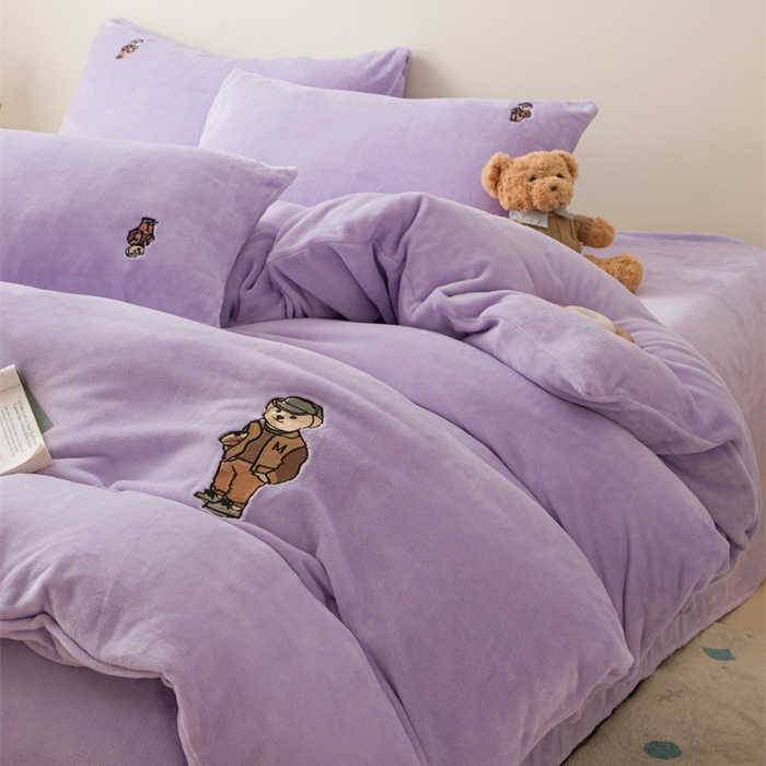 91家纺网 家纺一手货源 找家纺 恋绒家纺 2025新款小熊牛奶绒四件套卡通被套宿舍学生三件套 小熊先生-莫奈紫