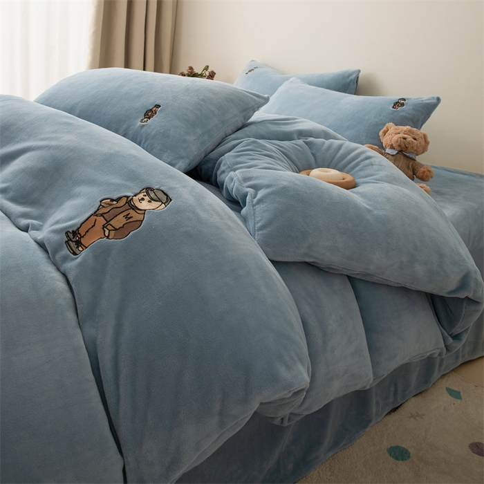 91家纺网 家纺一手货源 找家纺 恋绒家纺 2025新款小熊牛奶绒四件套卡通被套宿舍学生三件套 小熊先生-宾利蓝