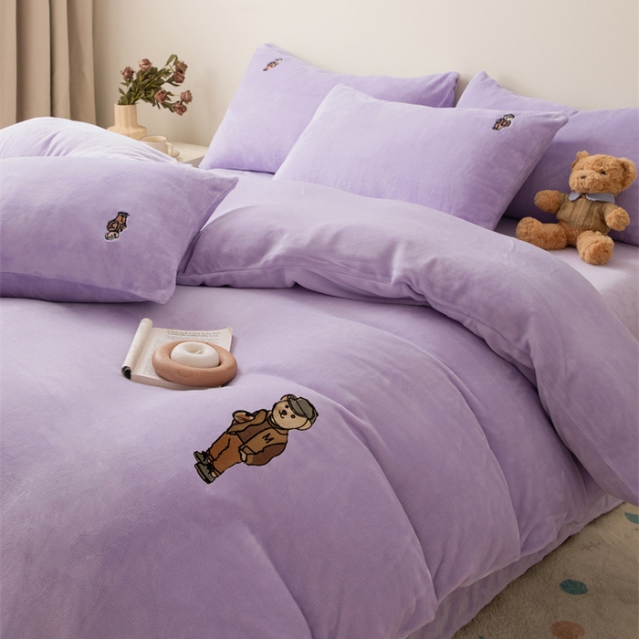 91家纺网 家纺一手货源 找家纺 恋绒家纺 2025新款小熊牛奶绒四件套卡通被套宿舍学生三件套 小熊先生-莫奈紫