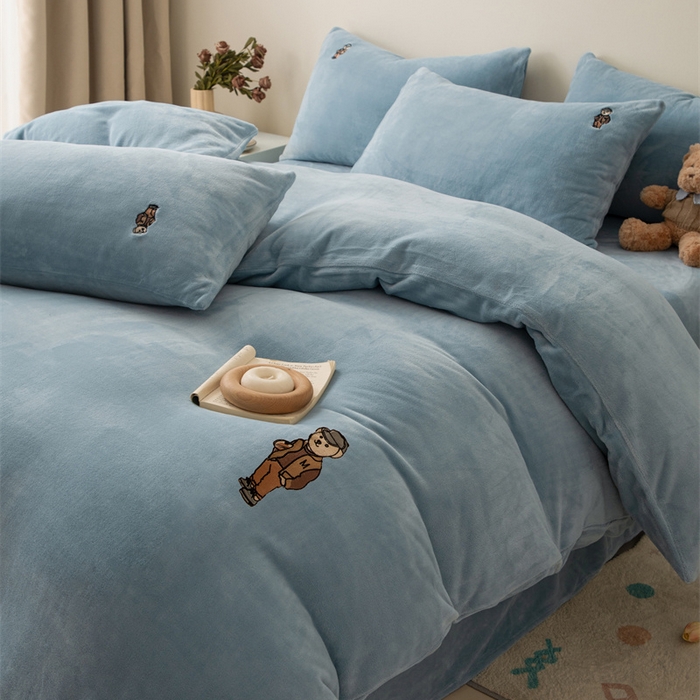 91家纺网 家纺一手货源 找家纺 恋绒家纺 2025新款小熊牛奶绒四件套卡通被套宿舍学生三件套 小熊先生-宾利蓝
