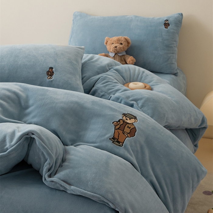 91家纺网 家纺一手货源 找家纺 恋绒家纺 2025新款小熊牛奶绒四件套卡通被套宿舍学生三件套 小熊先生-宾利蓝