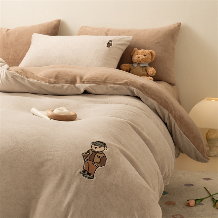 91家纺网 家纺一手货源 找家纺 恋绒家纺 2025新款小熊牛奶绒四件套卡通被套宿舍学生三件套 小熊先生-米咖+深咖