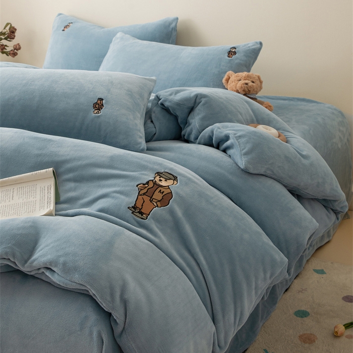 91家纺网 家纺一手货源 找家纺 恋绒家纺 2025新款小熊牛奶绒四件套卡通被套宿舍学生三件套 小熊先生-宾利蓝