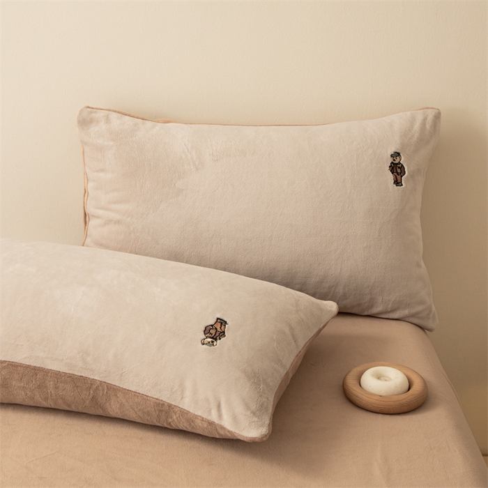 91家纺网 家纺一手货源 找家纺 恋绒家纺 2025新款小熊牛奶绒四件套卡通被套宿舍学生三件套 小熊先生-米咖+深咖