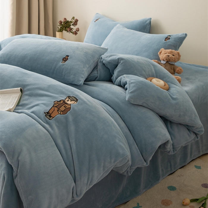 91家纺网 家纺一手货源 找家纺 恋绒家纺 2025新款小熊牛奶绒四件套卡通被套宿舍学生三件套 小熊先生-宾利蓝