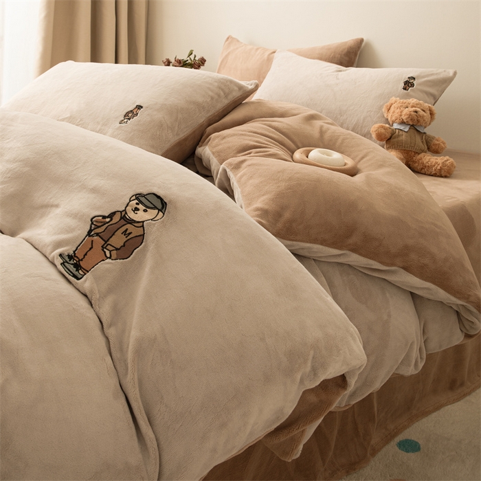 91家纺网 家纺一手货源 找家纺 恋绒家纺 2025新款小熊牛奶绒四件套卡通被套宿舍学生三件套 小熊先生-米咖+深咖