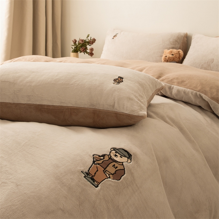 91家纺网 家纺一手货源 找家纺 恋绒家纺 2025新款小熊牛奶绒四件套卡通被套宿舍学生三件套 小熊先生-米咖+深咖