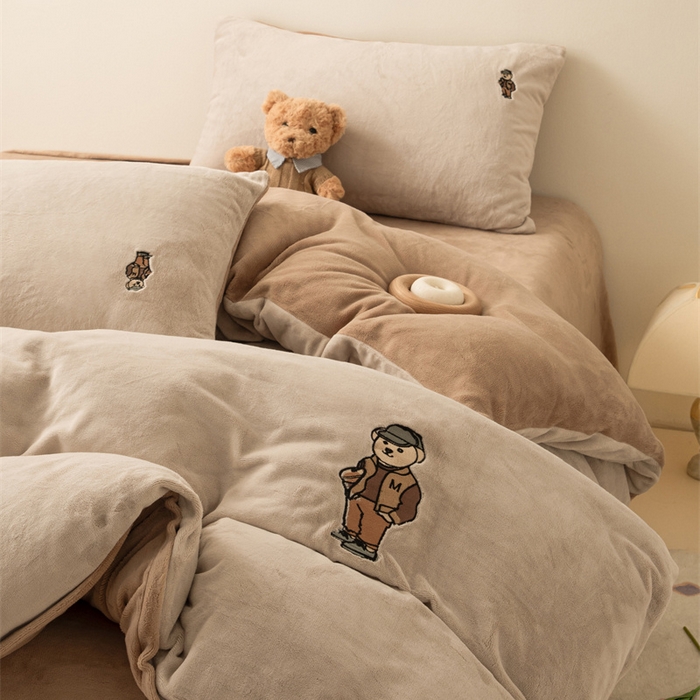 91家纺网 家纺一手货源 找家纺 恋绒家纺 2025新款小熊牛奶绒四件套卡通被套宿舍学生三件套 小熊先生-米咖+深咖