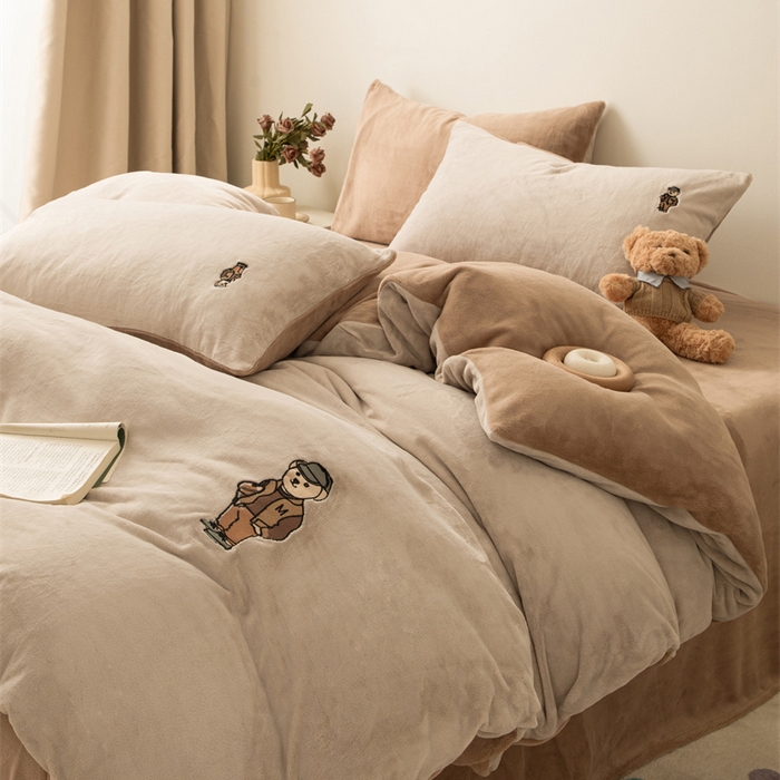 91家纺网 家纺一手货源 找家纺 恋绒家纺 2025新款小熊牛奶绒四件套卡通被套宿舍学生三件套 小熊先生-米咖+深咖