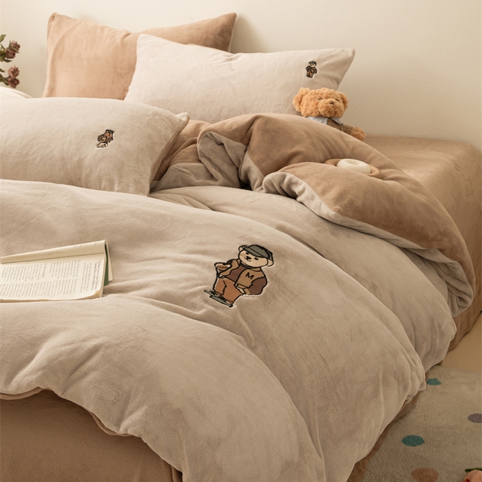 91家纺网 家纺一手货源 找家纺 恋绒家纺 2025新款小熊牛奶绒四件套卡通被套宿舍学生三件套 小熊先生-米咖+深咖