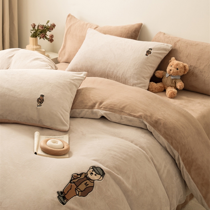 91家纺网 家纺一手货源 找家纺 恋绒家纺 2025新款小熊牛奶绒四件套卡通被套宿舍学生三件套 小熊先生-米咖+深咖