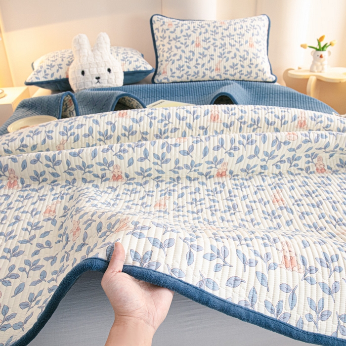 91家纺网 家纺一手货源 找家纺 恒尚居 2025新款全棉牛奶绒床盖四季可用纯棉夹棉床单床褥垫三件套-秋冬款系列一 菲菲兔【A纯棉-B牛奶绒】