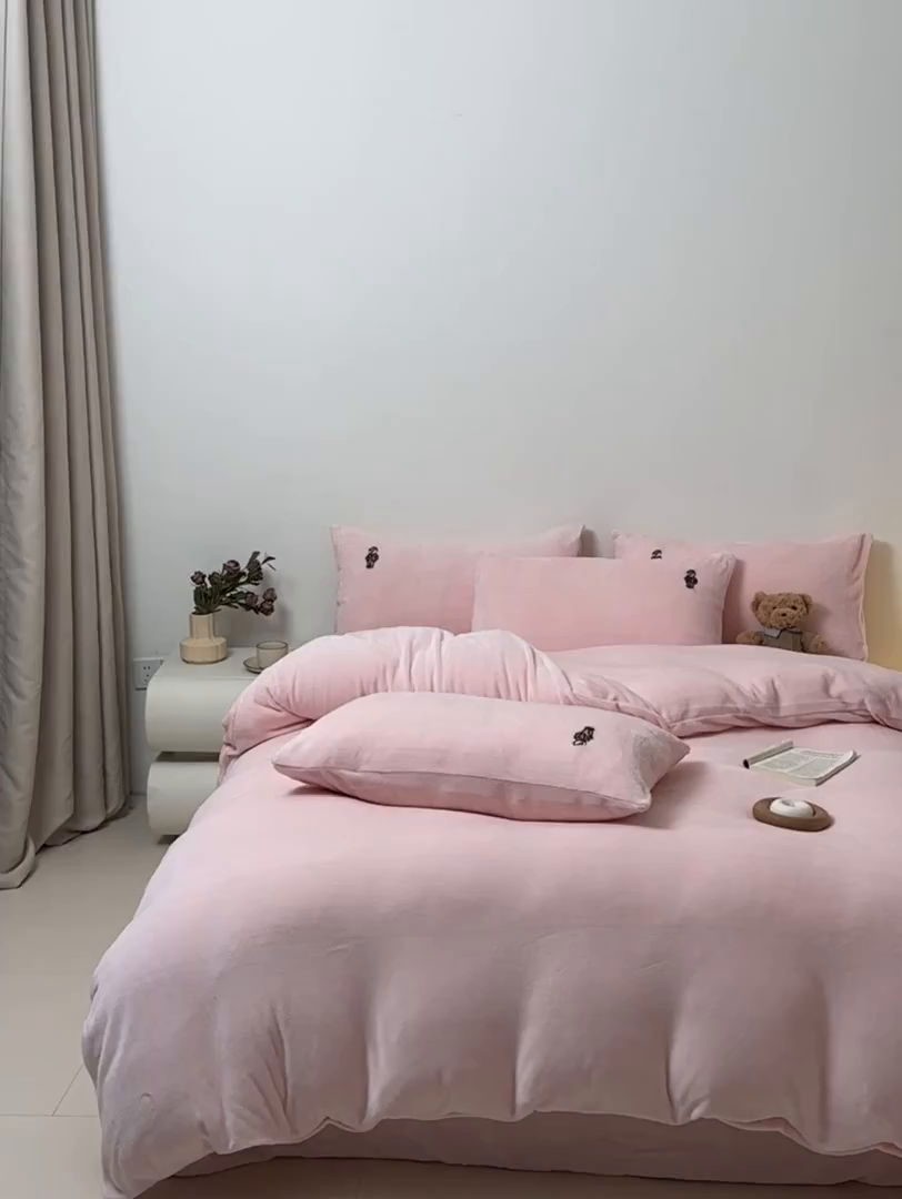 91家纺网 家纺一手货源 找家纺 恋绒家纺 2025新款小熊牛奶绒四件套卡通被套宿舍学生三件套 小熊先生-粉玉