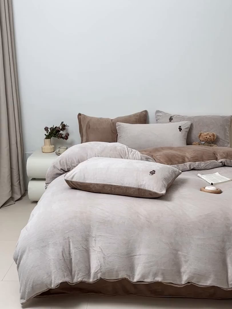 91家纺网 家纺一手货源 找家纺 恋绒家纺 2025新款小熊牛奶绒四件套卡通被套宿舍学生三件套 小熊先生-米咖+深咖