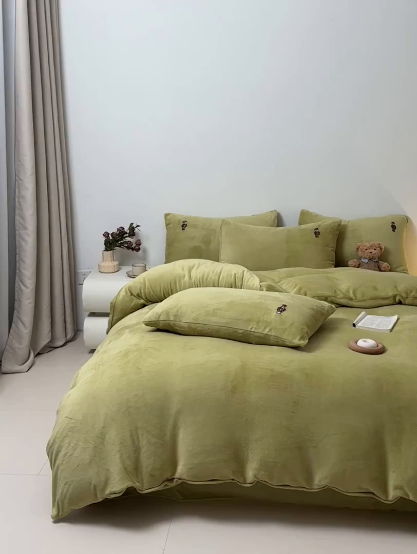 91家纺网 家纺一手货源 找家纺 恋绒家纺 2025新款小熊牛奶绒四件套卡通被套宿舍学生三件套 小熊先生-果绿