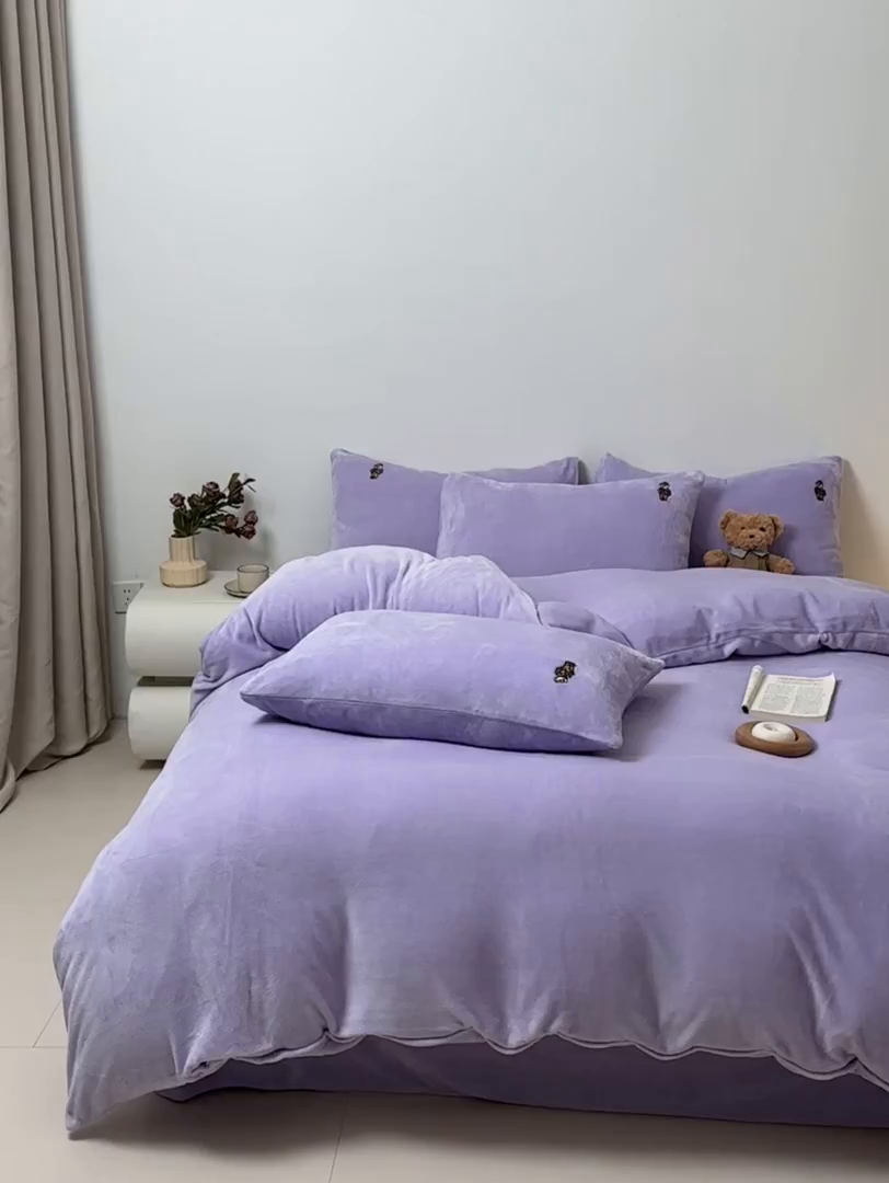 91家纺网 家纺一手货源 找家纺 恋绒家纺 2025新款小熊牛奶绒四件套卡通被套宿舍学生三件套 小熊先生-莫奈紫