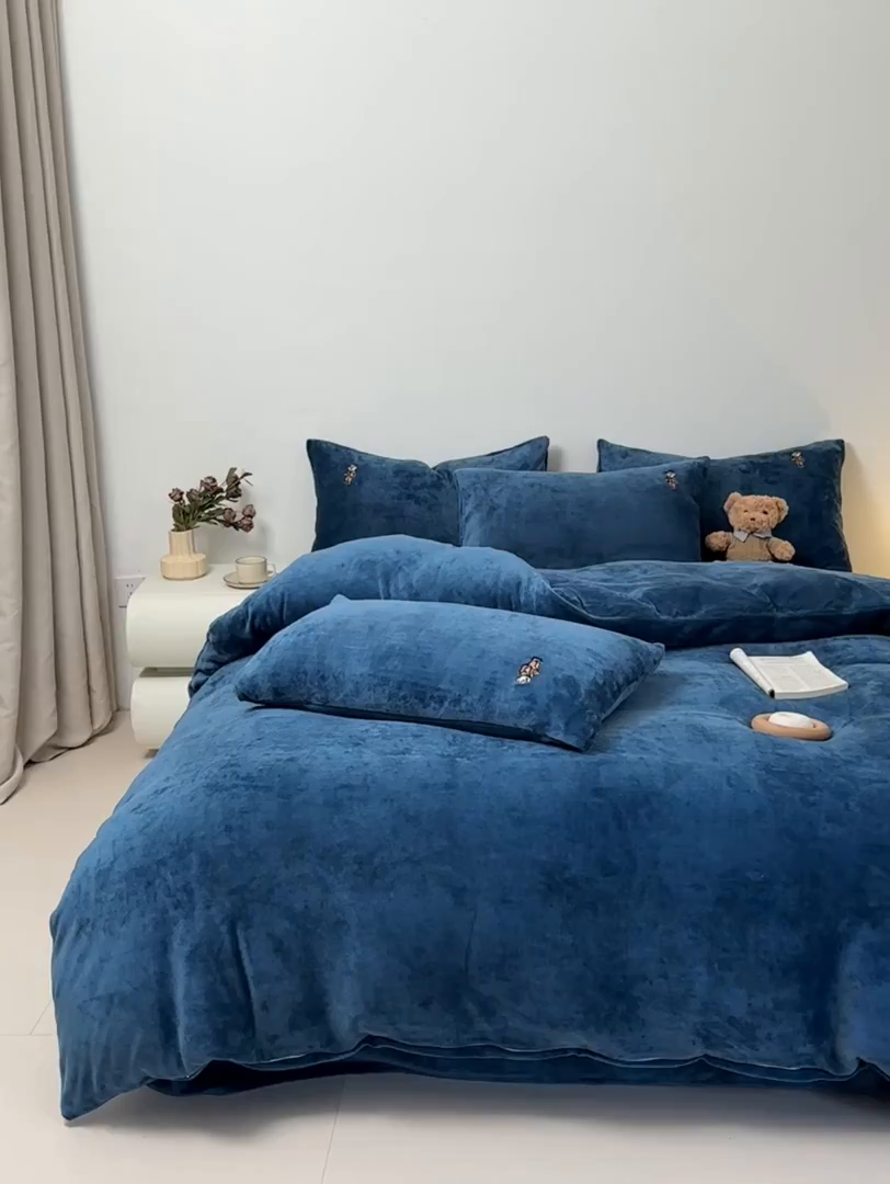 91家纺网 家纺一手货源 找家纺 恋绒家纺 2025新款小熊牛奶绒四件套卡通被套宿舍学生三件套 小熊先生-宝石蓝