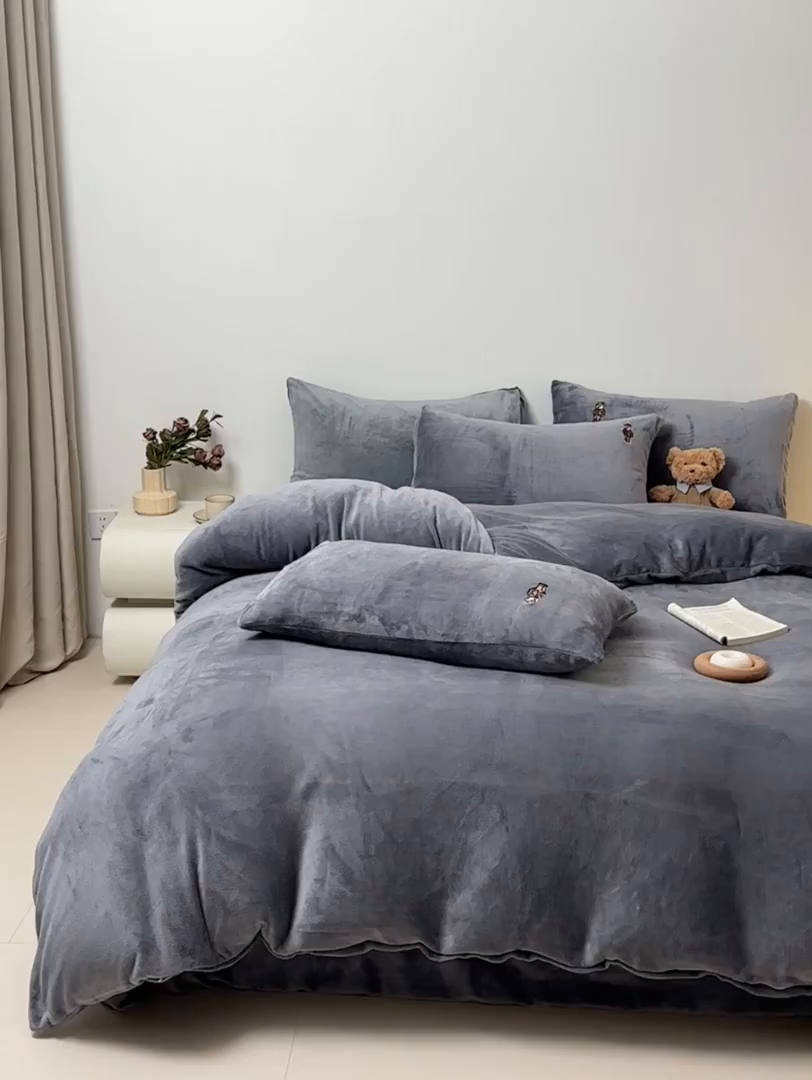 91家纺网 家纺一手货源 找家纺 恋绒家纺 2025新款小熊牛奶绒四件套卡通被套宿舍学生三件套 小熊先生-高级灰