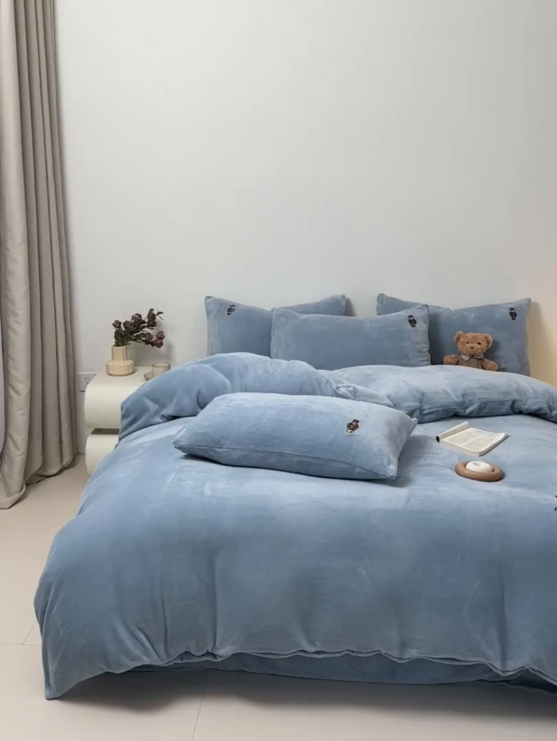 91家纺网 家纺一手货源 找家纺 恋绒家纺 2025新款小熊牛奶绒四件套卡通被套宿舍学生三件套 小熊先生-宾利蓝