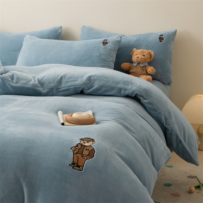 91家纺网 家纺一手货源 找家纺 恋绒家纺 2025新款小熊牛奶绒四件套卡通被套宿舍学生三件套 小熊先生-宾利蓝