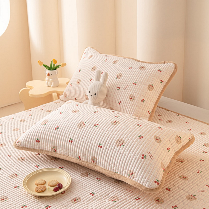 91家纺网 家纺一手货源 找家纺 恒尚居 2025新款全棉牛奶绒床盖四季可用纯棉夹棉床单床褥垫三件套-秋冬款系列一 樱桃小熊【A纯棉-B牛奶绒】