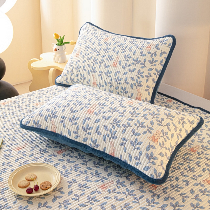 91家纺网 家纺一手货源 找家纺 恒尚居 2025新款全棉牛奶绒床盖四季可用纯棉夹棉床单床褥垫三件套-秋冬款系列一 菲菲兔【A纯棉-B牛奶绒】