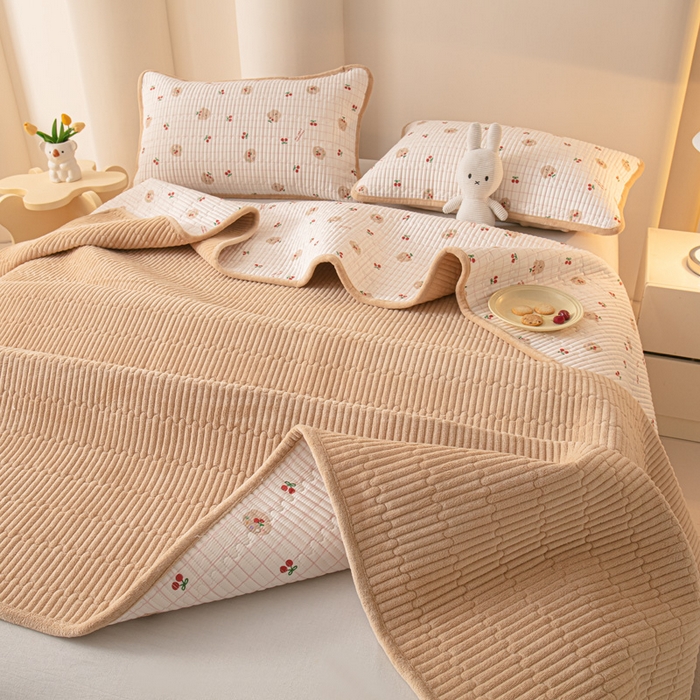 91家纺网 家纺一手货源 找家纺 恒尚居 2025新款全棉牛奶绒床盖四季可用纯棉夹棉床单床褥垫三件套-秋冬款系列一 樱桃小熊【A纯棉-B牛奶绒】